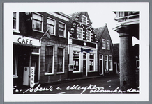 WAT001002181 Foto; Naast het hotel,Middendam 6.Huis met trapgevel in Haarlemse trant, 1614. Het fries afgesloten door ...