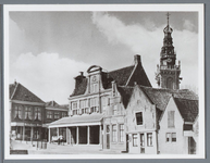 WAT001002162 Foto; Waag op de Middendam met op de achtergrond de Speeltoren. Al sind 1382 had Monnickendam een waag. ...
