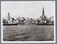 WAT001002165 Foto;Zicht op de Haven , met in het midden de Lange Brug, links de Speeltoren en rechts de Nicolaas en ...