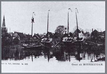 WAT001002190 Foto van een deel van de haven van Monnikendam. met links de Grote of Sint Nicolaas kerk.