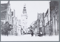 wat001002212 Foto: Kerkstraat met speeltoren. Links de klokkenwinkel van Krone en tweede huis van rechts zat slagerij ...