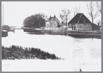 WAT001002362 Foto v.l.n.r.; Pieter Jonges, Leny Klopper-Bruin en Jan KlopperOudheidskamer Jisp, Dorpsstraat nummer 19 ...