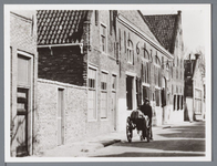 WAT001002291 Foto v.l.n.r.; Pieter Jonges, Leny Klopper-Bruin en Jan KlopperOudheidskamer Jisp, Dorpsstraat nummer 19 ...