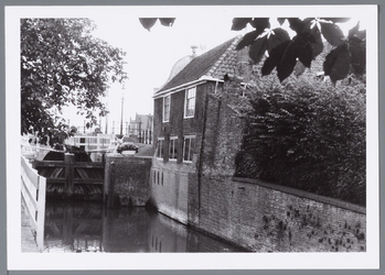 WAT001002295 Foto v.l.n.r.; Pieter Jonges, Leny Klopper-Bruin en Jan KlopperOudheidskamer Jisp, Dorpsstraat nummer 19 ...
