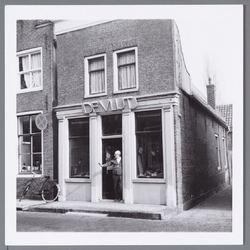 WAT001002394 Foto v.l.n.r.; Pieter Jonges, Leny Klopper-Bruin en Jan KlopperOudheidskamer Jisp, Dorpsstraat nummer 19 ...