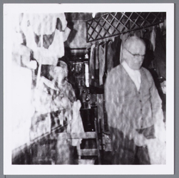 WAT001002396 Foto v.l.n.r.; Pieter Jonges, Leny Klopper-Bruin en Jan KlopperOudheidskamer Jisp, Dorpsstraat nummer 19 ...