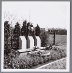 WAT001003114 Gedenkteken voor drie geëxecuteerde verzetsmannen; Op 15 december 1944 werden ze doodgeschoten door de ...