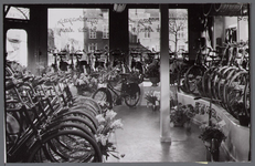 WAT001003191 Foto gemaakt in 1952 ter gelegenheid van de opening van rijwielmagazijn De Drie Meren van Piet de ...
