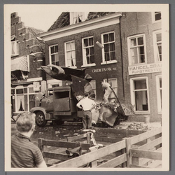 WAT001003396 Op 6 juli 1959 ontplofte op de Koemarkt een vuilniswagen. De oorzaak was de kort daarvoor geladen ongeveer ...