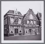 WAT001003383 Hotel restaurant café Amstel Bieren met rechts ernaast Hotel Het Bruine Paard. Hoek Kalversteeg/Koemarkt.