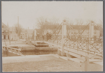 WAT001004032 Oude Sluisbrug met op de achtergrond de waag en rechts een stukje van de toren van de Koepelkerk. Links ...