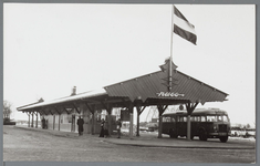 WAT001004070 NACO busstation. De NACO (Nederlandsche Auto Car Onderneming) breide erg uit tussen 1924 en 1946. Ze namen ...