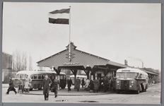 WAT001004071 NACO busstation. De NACO (Nederlandsche Auto Car Onderneming) breide erg uit tussen 1924 en 1946. Ze namen ...