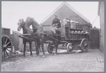 WAT001004868 Melkwagen van de firma Groot. Dit gebeurde nog met paard en wagen en de melk werd in melkbussen vervoerd.