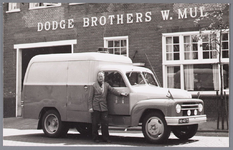 WAT001004856 Schitterende vrachtwagen met op de achtergrond het bedrijf van W. Mul, Dodge Brothers.