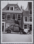 WAT001005624 Op 6 juli 1959 ontplofte op de Koemarkt een vuilniswagen. De oorzaak was de kort daarvoor geladen ongeveer ...