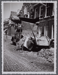 WAT001005626 Op 6 juli 1959 ontplofte op de Koemarkt een vuilniswagen. De oorzaak was de kort daarvoor geladen ongeveer ...