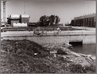 WAT001008095 Dop brug Henri Dunantstraat met spoorbaanhuisje nummer 13 (gesloopt in 1972) Op de achtergrond Mobielflat ...