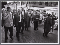 WAT001008129 Commissaris der Koningin van Noord-Holland Jos van Kemenade op marktbezoek in Purmerend ( 2 persoon van ...