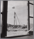 WAT001008185 Het slaan van de eerste paal op 10 mei 1954 voor het r.k.-bejaardencentrum St. Joseph in de Zuidpolder. ...