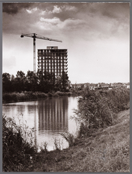 WAT001008559 Links: aanleg flatgebouw Proned. Rechts: Zwembadbruggetje.