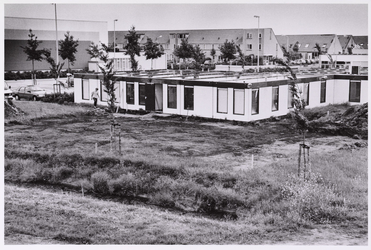 WAT001008567 Uitbreiding wijkgezondheidscentrum aan het Koggenland. Links sporthal De Vaart