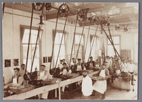 WAT001008739 Melkfabriek Hollandia in vol bedrijf.Melkfabriek Hollandia.In 1896 kwam deze fabriek via een veiling in ...