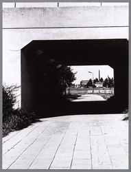 WAT001008749 Rijwieltunnel Jaagweg.Achtergrond: melkfabriek Hollandia.
