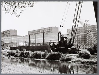WAT001009140 Bouw supermarkt Miro (later Albert Heijn) Gezien vanaf de Doplaan, richting flats Meteorenweg.