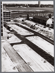 WAT001009150 Parkeerterreinen en groenstroken tussen flats Oostervenne en C. de Jongestraat. Rechts achteraan de ...