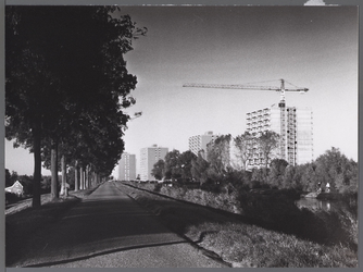 WAT001009175 Oostdijk met rechts achteraan flats in aanbouw langs de Burg. D.Kooimanweg.