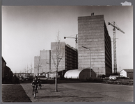 WAT001009355 Bouw torenflats Meteorenweg. Bron: G.W.Doedijns: Bovenop de 4de Meteorenflat in aanbouw staat ( rechts) ...