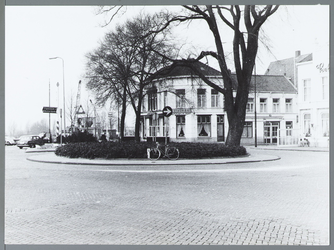 WAT001009963 Tramplein met links café-restaurant Amsterdamsepoort en rechts op de hoek hotel Bellevue, gezien vanaf de ...