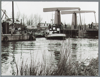 WAT001010384 Werkzaamheden aan nieuwe spoorbrug over Where. Gezien vanaf Wheredijk.