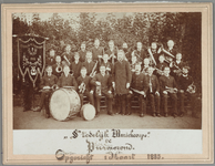 WAT001014660 Stedelijk Muziekkorps vóór de splitsing in 1895 met het door de burgerij geschonken vaandel.In het midden ...