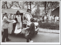 WAT001014900 Sinterklaas arriveert met buurtbus.MIDDELIE. - Sinterklaas is vandaag niet op het paard, met de boot of in ...