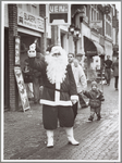 WAT001014901 Kerstman in Breedstraat.De kerstman is gisterenmiddag in de Dubbele Buurt in Purmerendgesignaleerd. Met ...