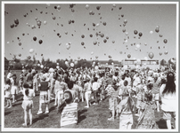 WAT001014932 Smidse in de ballonnen.De leerlingen van basisschool De Smidse laten hun ballonnen op. De school viert ...