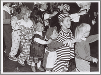 WAT001014928 Kindercarnaval De Doele.Feestvierders zoeken warmte van cafés op.Drie carnavalsverenigingen vierden het ...