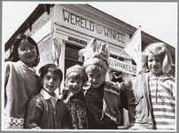 WAT001015177 Aan deze groep kinderen viel de eer te beurt de tentoonstelling over de Wereldwinkel te openen en het ...