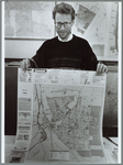 WAT001015257 Stadskaart.Landmeetkundige J. Kaptein met de nieuwe stadsplattegrond. Hij houdt al vanaf 1983 alle ...