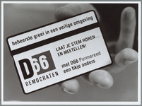 WAT001015454 D66 stuntje.D66 Purmerend koos dit jaar echter ook voor een modern weggevertje: de telefoonkaart. De ...