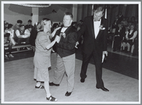 WAT001015568 Afdansen Kadijkerkoog.Vrolijk lustrumfeest dansers Kadijkerkoog. Henny Meurs en Simon Meurs worden bij het ...