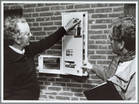WAT001015583 Foto: Cas Rieker (rechts) inspecteert met beheerder Hoekstra de condoomautomaat in De Bolder.De ...