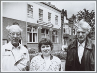 WAT001015716 Buurthuis Vooruit. Buurthuiswerkster T. Lamers met B. Engel (rechts) en W. Mellenbergh (links) van de ...