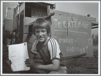WAT001015747 Peter Scholte met zijn zelfgeschreven stuk voor de theaterhut. Deze 12-jarige Purmerender schreef ...