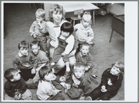 WAT001015748 Peuterleidster. Marga Smedeman tussen de kinderen van de montessori peuterspeelzaal De Peuterwerkplaats.