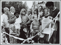 WAT001015750 Eerste prijs luchtballonnen Kinderparadijs. Jeroen van Batenburg (uiterst rechts) van het Kinderparadijs ...