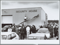 WAT001015999 Wethouder H. Brinkman van economische zaken heeft vrijdagmiddaghet nieuwe pand 'Security House' van ...