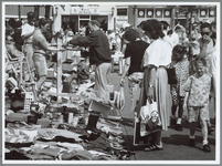 WAT001016172 Vrijmarkt.Veel kijkers, weinig kopers op de vrijmarkt in Purmerend.